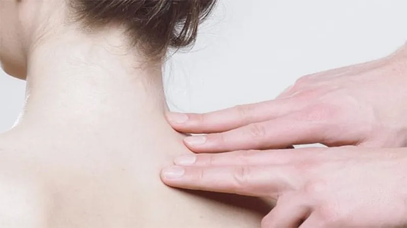 Beginner’s guide to beauty, After 35 skincare. Hands performing a gentle lymphatic or neck massage. This represents the physical wellness pillar in a beginner’s guide to inside out beauty, highlighting stress relief as a vital part of holistic skincare after 35.